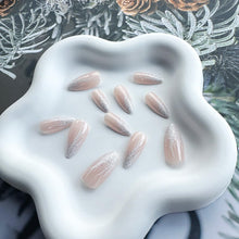 Cargar imagen en el visor de la galería, 24 uñas postizas de invierno a presión de almendra mediana, uñas postizas con purpurina blanca degradada, diseño de grietas de hielo, uñas acrílicas de... a22 Nombre del patrón:24 uñas navideñas a presión 2