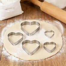 Cargar imagen en el visor de la galería, Juego de 5 cortadores de galletas Love Heart para el día de San Valentín