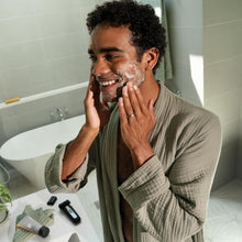 Cargar imagen en el visor de la galería, MANSCAPED® The Plow® 2.0 & Power Shave Gel, paquete de afeitado facial para hombre con maquinilla de afeitar de seguridad ln23 de una sola hoja y gel de afeitado facial calmante con exfoliantes líquidos