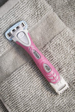 Cargar imagen en el visor de la galería, Navaja hidratante Schick Hydro Silk TrimStyle para mujeres con recortador de bikini, 1 cuenta NDP-8