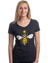 Cargar imagen en el visor de la galería, Queen Bee | Camiseta divertida y linda con cuello en V para mujer NDP34