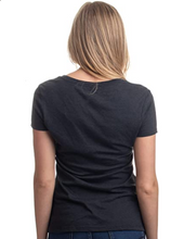 Cargar imagen en el visor de la galería, Queen Bee | Camiseta divertida y linda con cuello en V para mujer NDP34