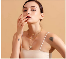 Cargar imagen en el visor de la galería, Collar largo con colgante en capas de oro NDP17