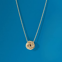 Cargar imagen en el visor de la galería, Collar italiano de oro amarillo de 14 quilates con textura de nudo de amor NDP13