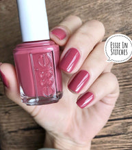 Cargar imagen en el visor de la galería, In Stitches (608/727)