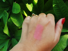 Cargar imagen en el visor de la galería, Essence Matt touch blush - 20 Berry Me Up