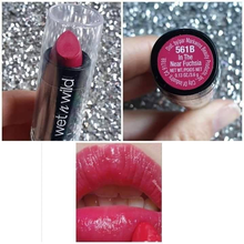 Cargar imagen en el visor de la galería, Lápiz labial Wet n Wild, in The Near Fuchsia 561B ✅