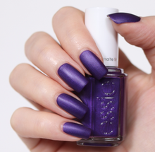 Cargar imagen en el visor de la galería, Hold’em Tight (1581)