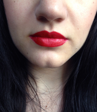 Cargar imagen en el visor de la galería, Lápiz labial mate Wet n Wild, Stoplight Red ✅