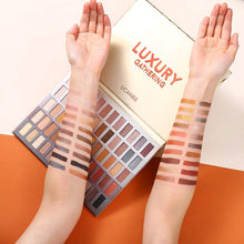 Cargar imagen en el visor de la galería, Paleta de sombra de ojos UCANBE Pro 60 sombras + 15 brochas de maquillaje NDP86