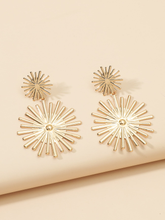 Cargar imagen en el visor de la galería, Aretes colgantes metálicos ✅