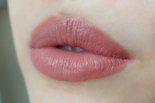 Cargar imagen en el visor de la galería, Lápiz labial mate Wet n Wild, Bare it All ✅