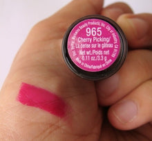 Cargar imagen en el visor de la galería, Lápiz labial mate Wet n Wild, Cherry Picking ✅