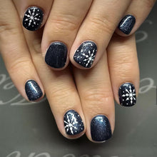 Cargar imagen en el visor de la galería, Uñas postizas a presión de copo de nieve de Navidad, uñas postizas cortas cuadradas de color azul oscuro, cobertura completa, a22 uñas de ataúd de Navidad, uñas... Nombre del patrón:Blanco copo de nieve
