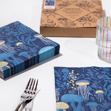 Cargar imagen en el visor de la galería, 30 servilletas de papel de diseño premium, 3 capas, 6.5 x 6.5 pulgadas, plegables,ln23 desechables, decorativas, para almuerzo, cena, color azul oscuro
