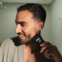 Cargar imagen en el visor de la galería, MANSCAPED® The Chairman™ PRO &amp; The Lawn Mower® 5.0 Ultra - Afeitadora facial para hombre con dos cuchillas SkinSafe®, n23 lámina de cuatro hojas y recortadora de rastrojos y recortadora de doble cabeza
