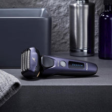 Cargar imagen en el visor de la galería, Panasonic ARC5 - Maquinilla de afeitar eléctrica para hombres con recortadora emergente, afeitadora eléctrica de 5 hojas en ln23 seco y húmedo con sensor de afeitado inteligente y cabezal giratorio
