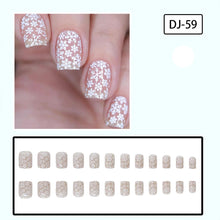 Cargar imagen en el visor de la galería, Uñas postizas a presión de Navidad, uñas postizas cuadradas cortas con diseños de copos de nieve, uñas postizas de Navidad, uñas postizas brillantes de cobertura completa, a22 uñas artificiales
