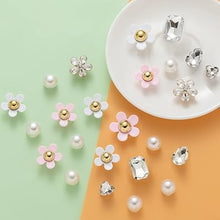 Cargar imagen en el visor de la galería, NEVEGE Dijes para zapatos, 24 piezas de dijes de flores con diamantes de imitación de cristal,  a22 decoración de zapatos, encantos de flores para zapatos de regalo
