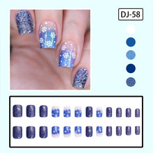 Cargar imagen en el visor de la galería, Uñas postizas a presión de Navidad, uñas postizas cuadradas cortas con diseños de copos de nieve, uñas postizas de Navidad, uñas postizas azules con purpurina a22 , uñas postizas de cobertura completa
