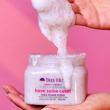 Cargar imagen en el visor de la galería, Tree Hut Exfoliante de azúcar de karité, pastel de cumpleaños, 18 onzas A19
