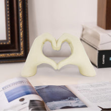 Cargar imagen en el visor de la galería, Decoración beige, escultura de manos de corazón A19
