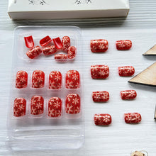 Cargar imagen en el visor de la galería, Uñas postizas a presión de Navidad, uñas postizas cuadradas cortas con diseños de copos de nieve, uñas postizas rojas navideñas, uñas con pegamento con purpurina, A22 uñas postizas de cobertura completa
