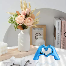 Cargar imagen en el visor de la galería, escultura de manos de corazón para decoración A19
