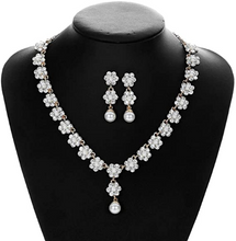 Cargar imagen en el visor de la galería, Juego de collar y pendientes de cristal con perlas de cristal, diseño floral NDP-35
