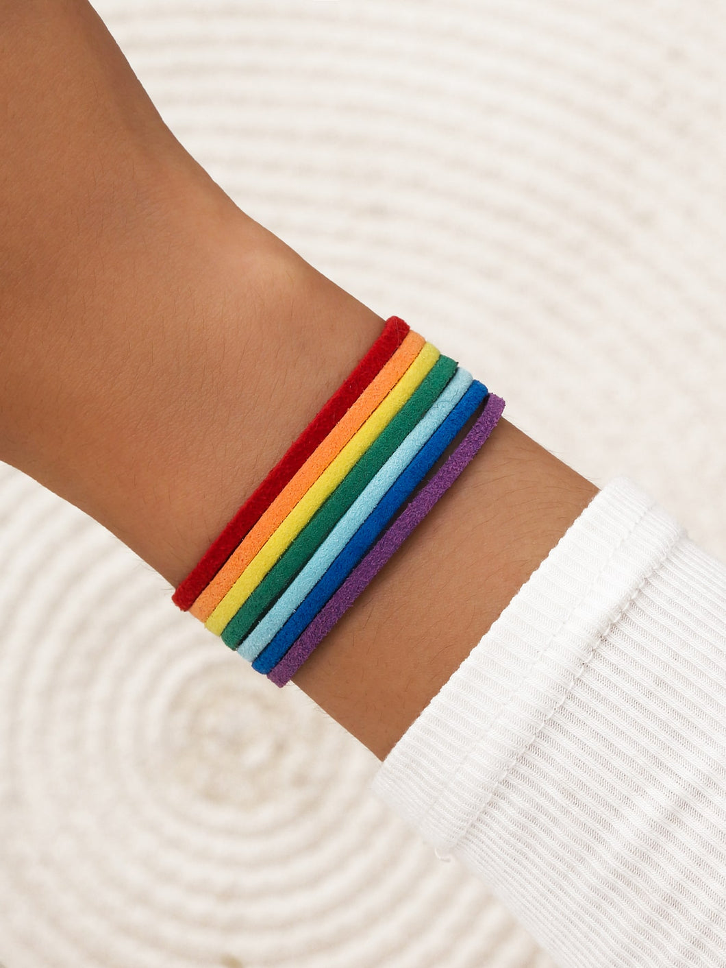 Pulsera con diseño de rayas arcoíris