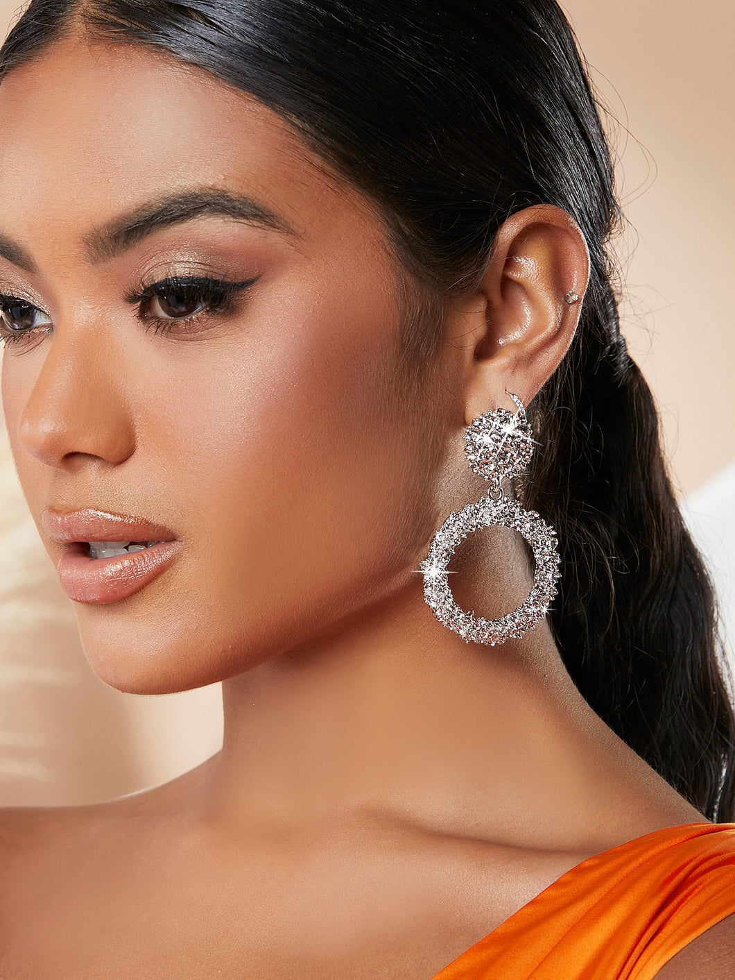 Aretes colgantes redondos con dije ✅