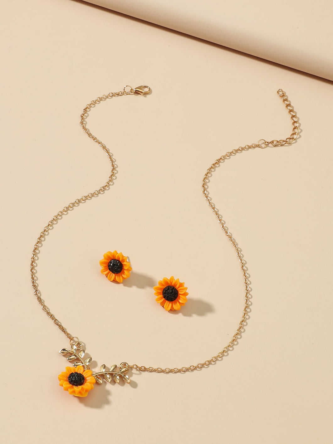 1 par de aretes con diseño de girasol y collar de 1 pieza